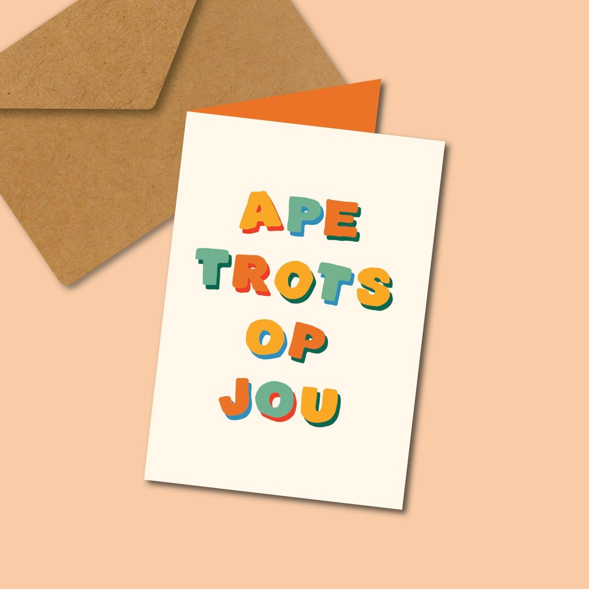 Wenskaart met speelse, kleurrijke tekst “Apetrots op jou” – handgetekend ontwerp van Studio Bloos, gedrukt op duurzaam papier.