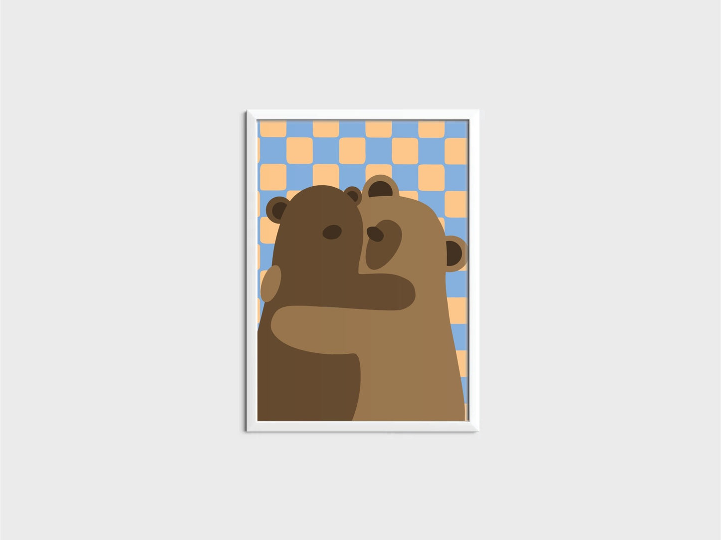 Illustratieve A4-poster met twee knuffelende beren op geblokte achtergrond in oranje en blauw – muurdecoratie voor kinderkamer of babykamer, ontworpen door Studio Bloos.