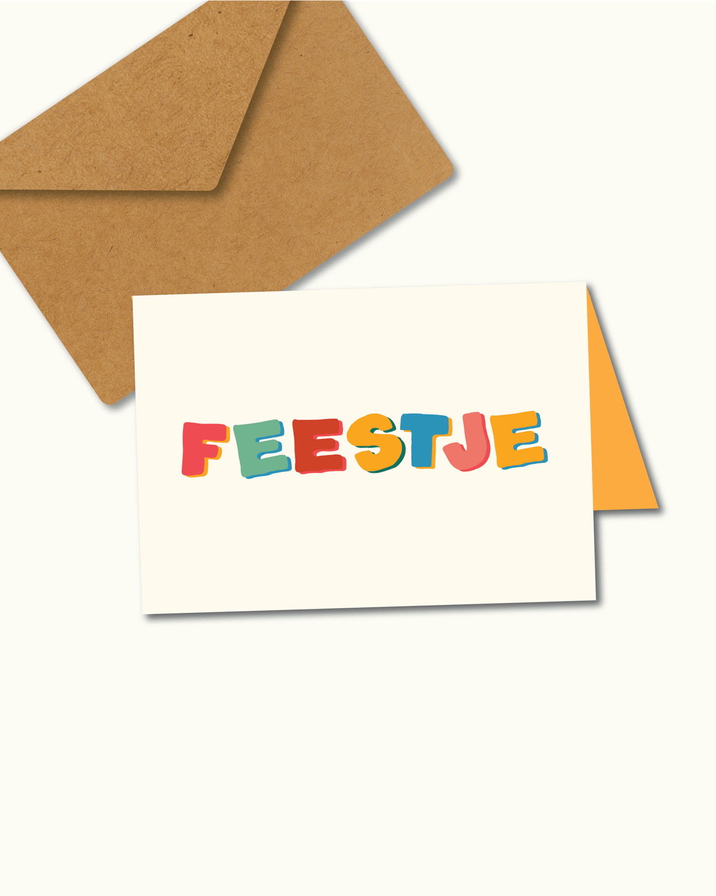 Wenskaart met kleurrijke handgetekende tekst “Feestje” op crèmekleurige achtergrond met confetti – feestelijk ontwerp van Studio Bloos.