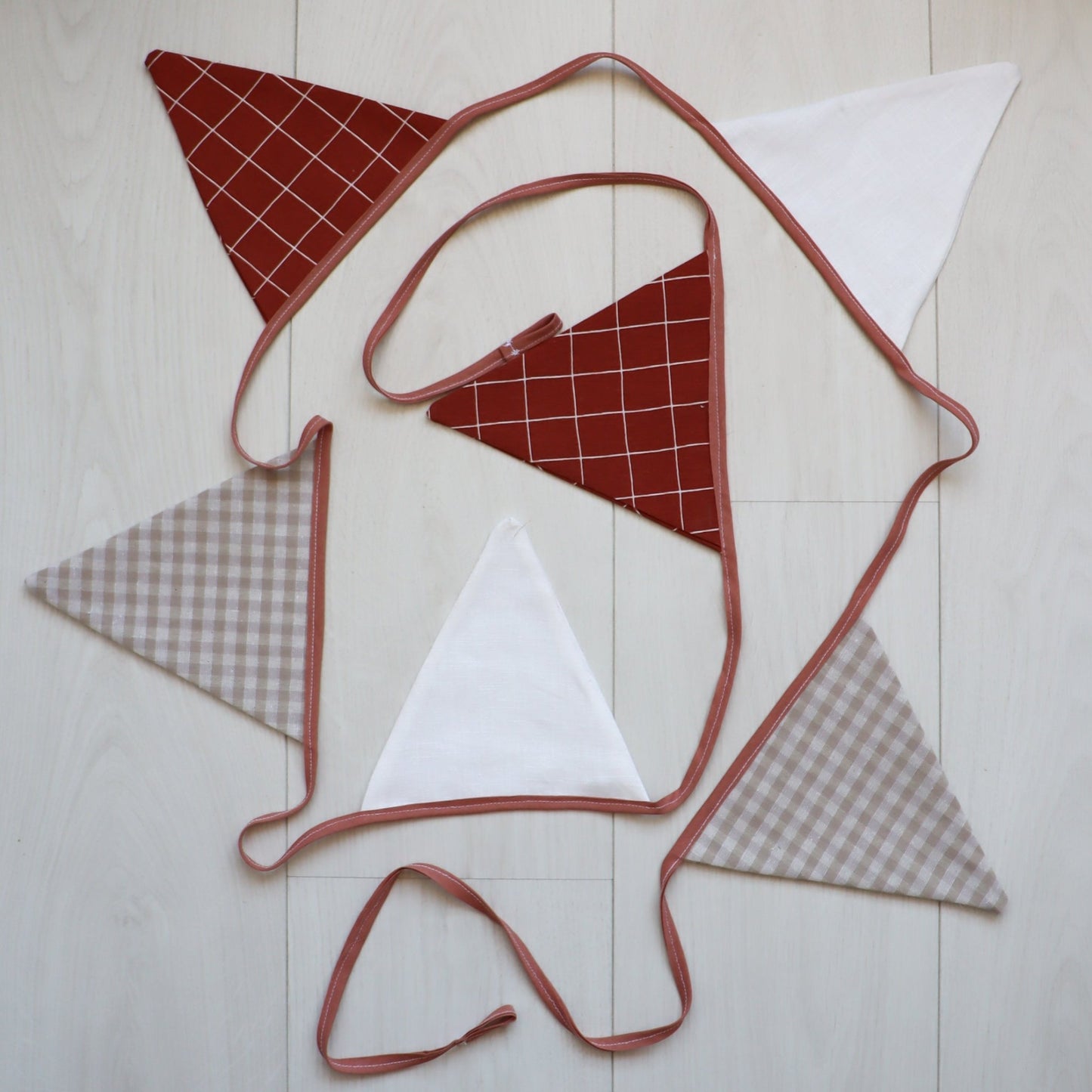 vlaggetjes vlaggen flags garland slingers verjaardag birthday party feestje feest interieur interior decoration decoratie gangham grid blok ruit effe kleur rood wit beige roze