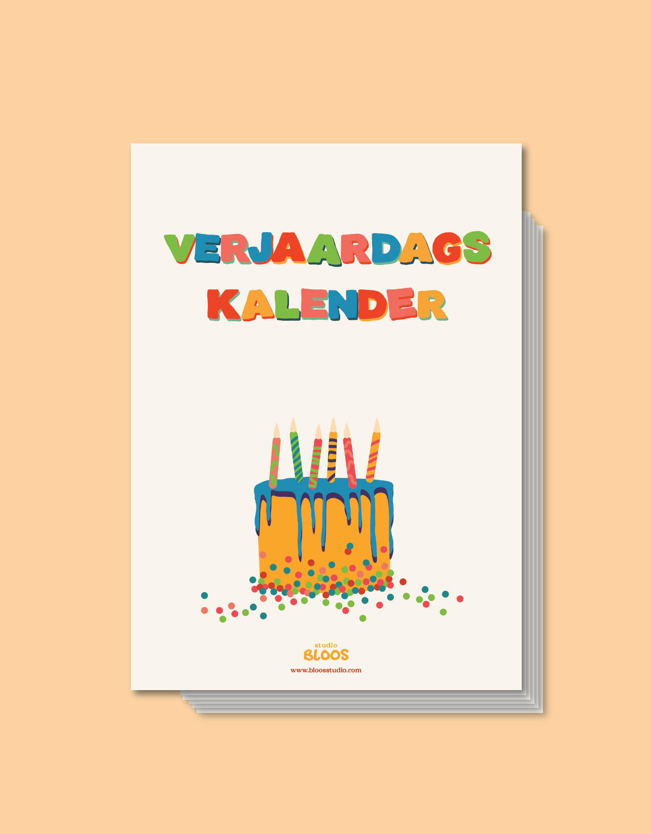 Studio Bloos verjaardagskalender op A5-formaat met kleurrijke handgetekende letters, ringband en crèmekleurige basis – praktisch en stijlvol ontwerp om op te hangen.