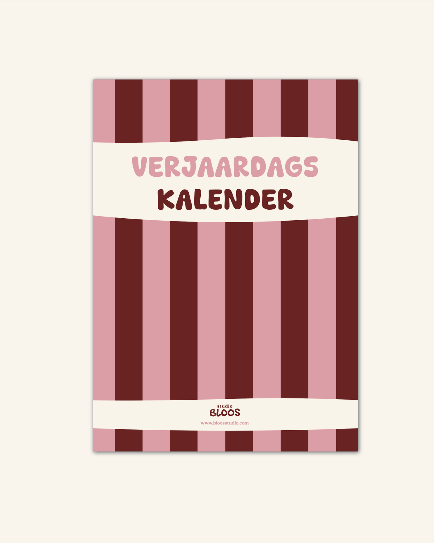 "Verjaardagskalender met donkerrood en roze strepen van Studio Bloos – stoere en schattige kalender om verjaardagen overzichtelijk bij te houden, perfect voor keuken, woonkamer of kantoor."