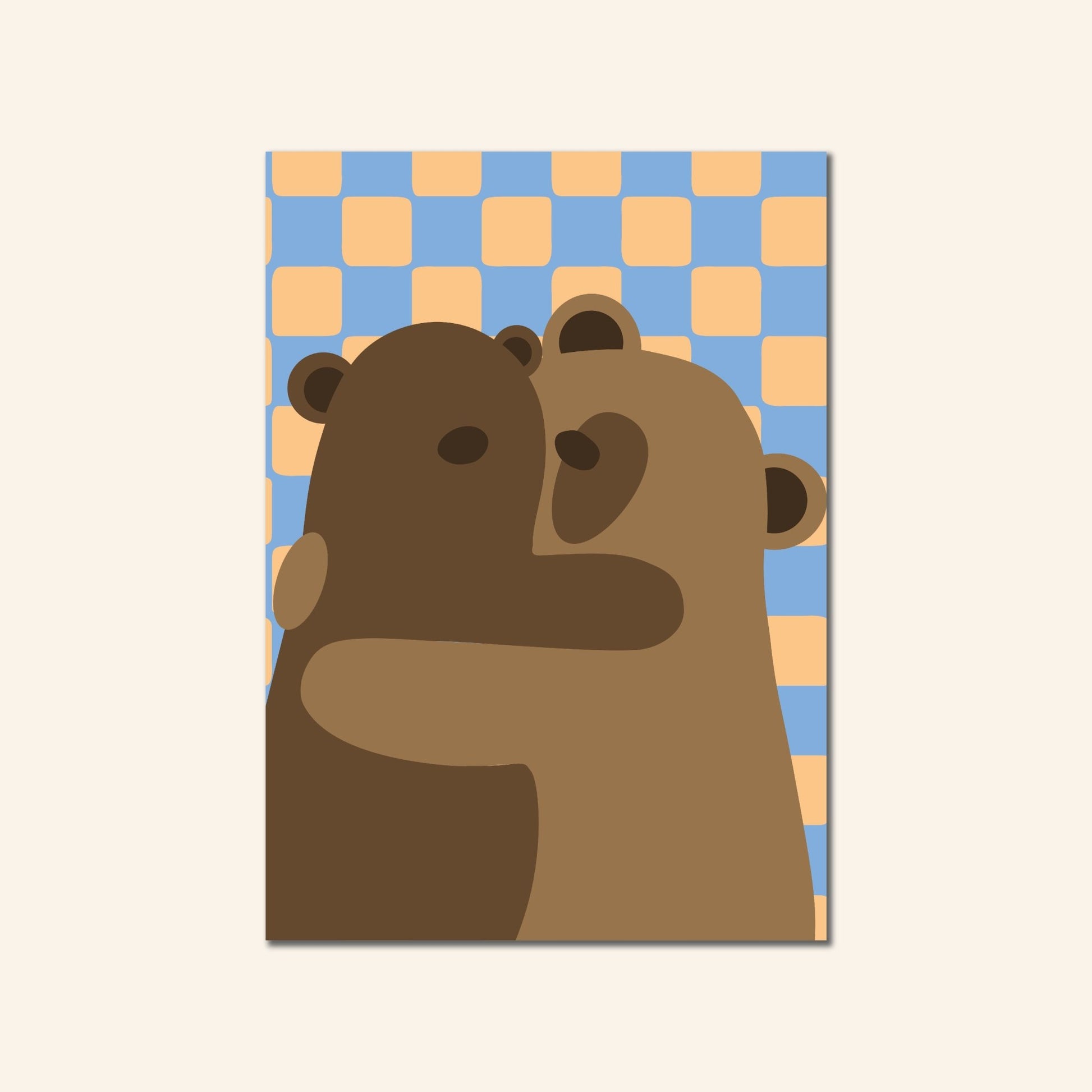 Illustratieve A4-poster met twee knuffelende beren op geblokte achtergrond in oranje en blauw – muurdecoratie voor kinderkamer of babykamer, ontworpen door Studio Bloos.