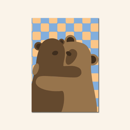 Illustratieve A4-poster met twee knuffelende beren op geblokte achtergrond in oranje en blauw – muurdecoratie voor kinderkamer of babykamer, ontworpen door Studio Bloos.