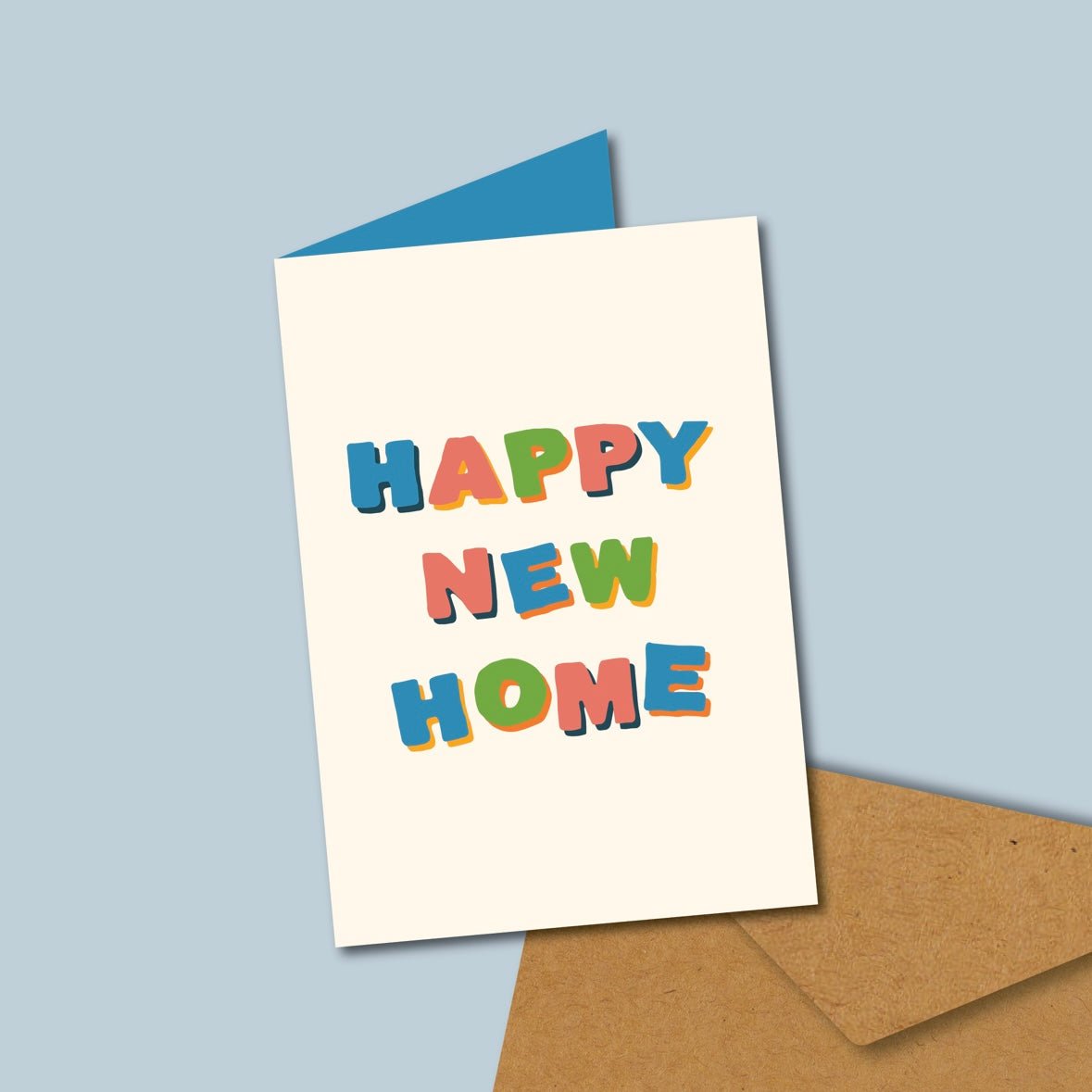 Wenskaart met handgetekende tekst “Happy New Home” en speels design – ideaal als verhuiskaart of housewarming kaart van Studio Bloos.