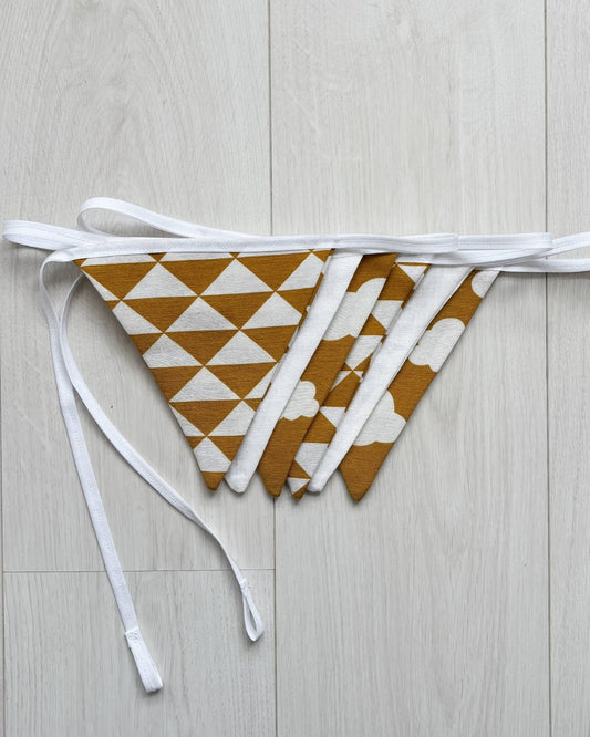 okergeel geel gele slingers vlaggetjes vlaggenlijn van stof voor babykamer, kinderkamer, kraamcadeau of verjaardag feestje door het hele jaar heen of met een feest. pensioen, duurzaam, handgemaakt hoge kwaliteit. met wolkjes wolken dessin en wit en driehoeken dessin