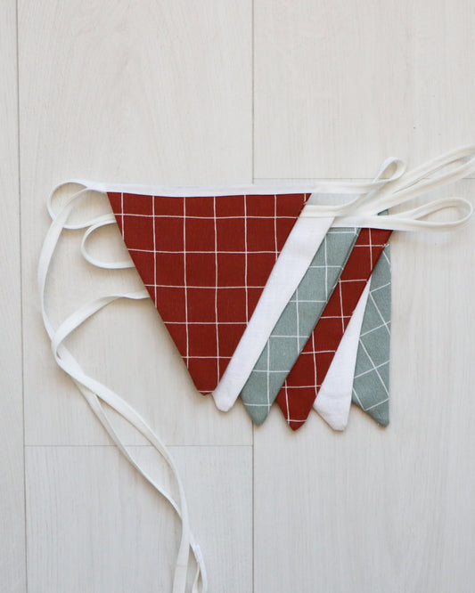 Rood ruit geblokt geruit donkerrood wijnrood beige wit slingers vlaggetjes vlaggenlijn van stof voor babykamer, kinderkamer, kraamcadeau of verjaardag feestje door het hele jaar heen of met een feest. pensioen, duurzaam, handgemaakt hoge kwaliteit. met wolkjes wolken dessin en wit en driehoeken dessin jongenskamer meisjeskamer woonkamer kantoor werkkamer studio kinderhoek speelhoek speelkamer 