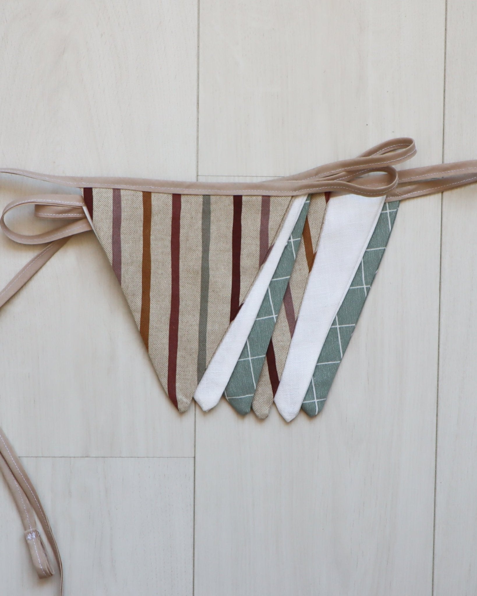 groen geblokt grid wit gestreept beige taupe ecru wit vlaggenlijn slingers van stof vlaggetjes van stof voor feestjes, verjaardagen, huwelijk, babyshower, kraamcadeau, pensioen