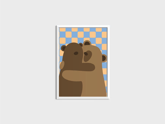 Illustratieve A4-poster met twee knuffelende beren op geblokte achtergrond in oranje en blauw – muurdecoratie voor kinderkamer of babykamer, ontworpen door Studio Bloos.