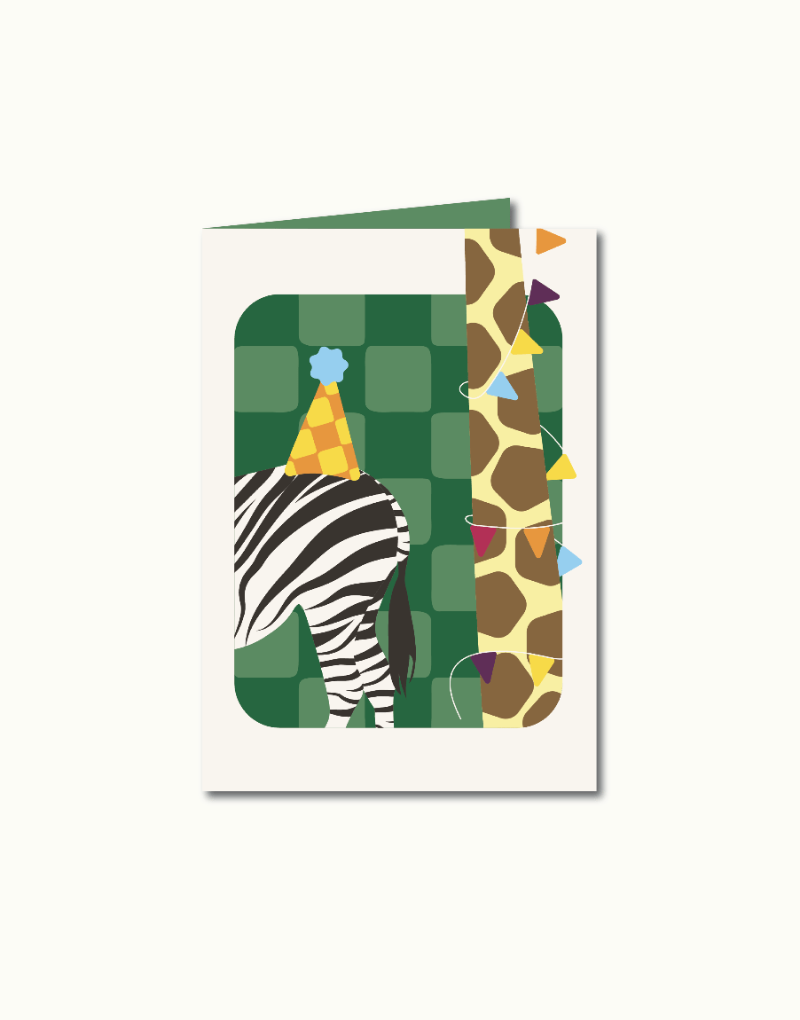 Wenskaart met illustratie van zebra en giraffe met feestmutsen – Safari | Feestbeest van Studio Bloos.