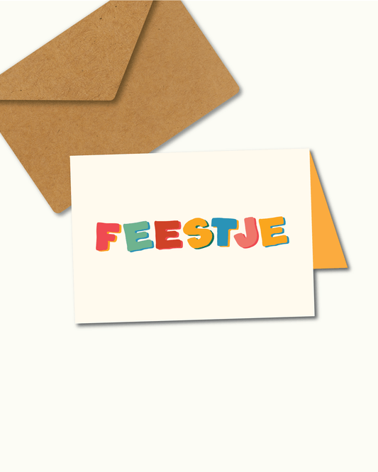 Wenskaart met kleurrijke handgetekende tekst “Feestje” op crèmekleurige achtergrond met confetti – feestelijk ontwerp van Studio Bloos.