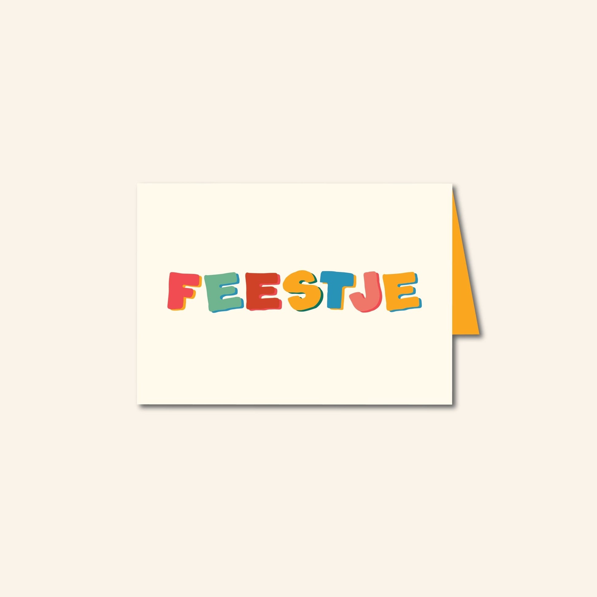 Wenskaart met kleurrijke handgetekende tekst “Feestje” op crèmekleurige achtergrond met confetti – feestelijk ontwerp van Studio Bloos.