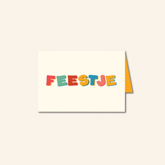 Wenskaart met kleurrijke handgetekende tekst “Feestje” op crèmekleurige achtergrond met confetti – feestelijk ontwerp van Studio Bloos.