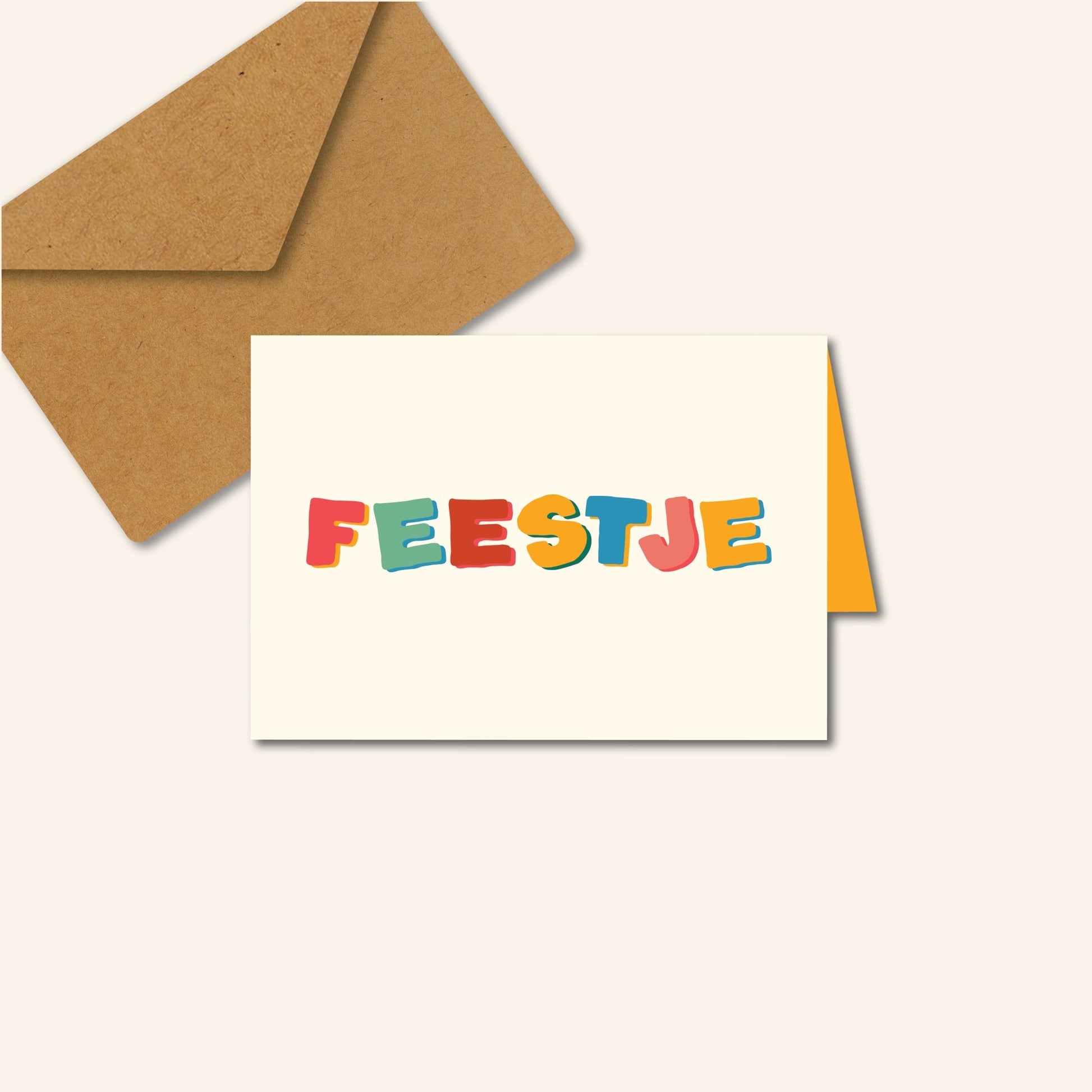 Wenskaart met kleurrijke handgetekende tekst “Feestje” op crèmekleurige achtergrond met confetti – feestelijk ontwerp van Studio Bloos.
