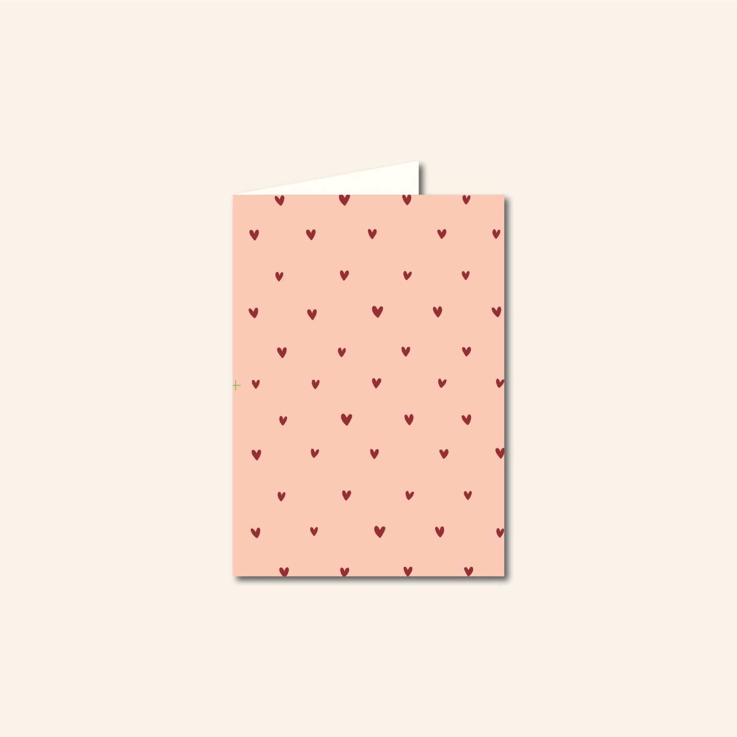 "Roze A6-wenskaart met hartjesmotief, blanco binnenkant" "Liefdevolle roze wenskaart met hartjes, geschikt voor elke gelegenheid" "Romantische A6-kaart in het roze met hartjesdesign" "Roze kaart met hartjes voor Valentijn, verjaardag of zomaar" "Wenskaart A6, roze met hartjes, op rood oppervlak" 