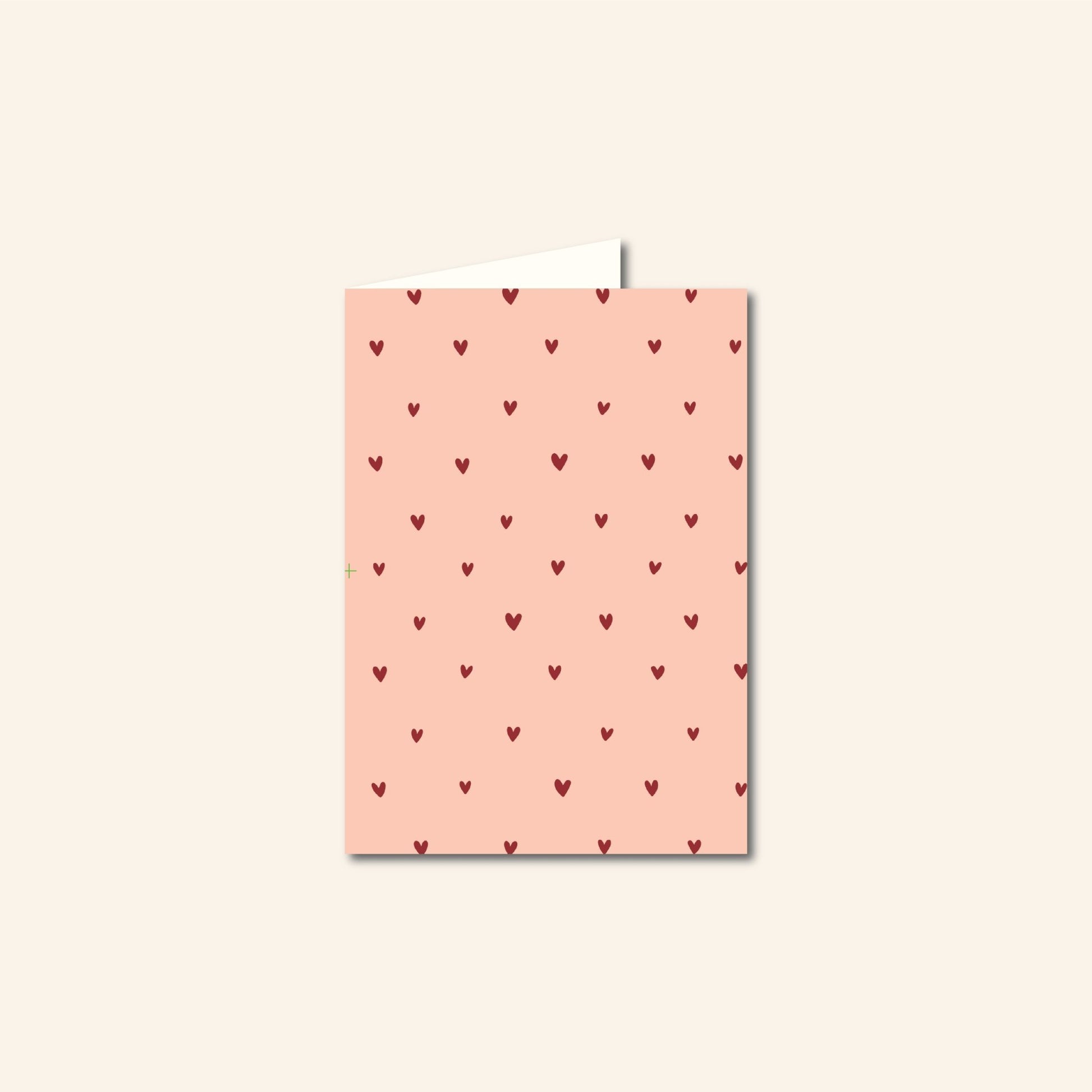 "Roze A6-wenskaart met hartjesmotief, blanco binnenkant" "Liefdevolle roze wenskaart met hartjes, geschikt voor elke gelegenheid" "Romantische A6-kaart in het roze met hartjesdesign" "Roze kaart met hartjes voor Valentijn, verjaardag of zomaar" "Wenskaart A6, roze met hartjes, op rood oppervlak" 