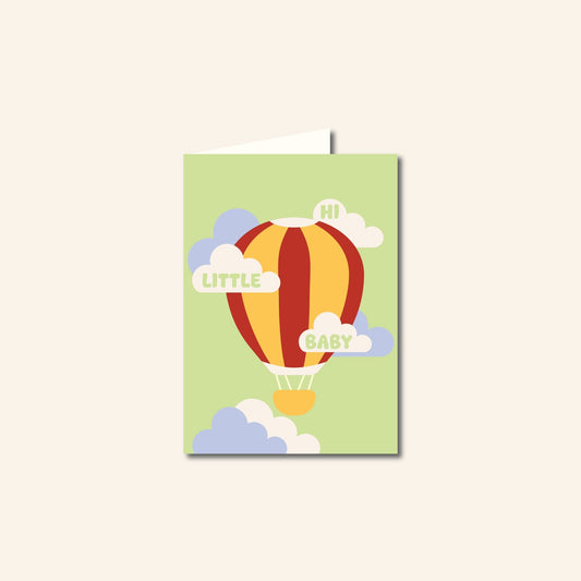 Wenskaart met kleurrijke luchtballon en de tekst hi little baby – geboortekaart of felicitatiekaart, origineel ontwerp van Studio Bloos.