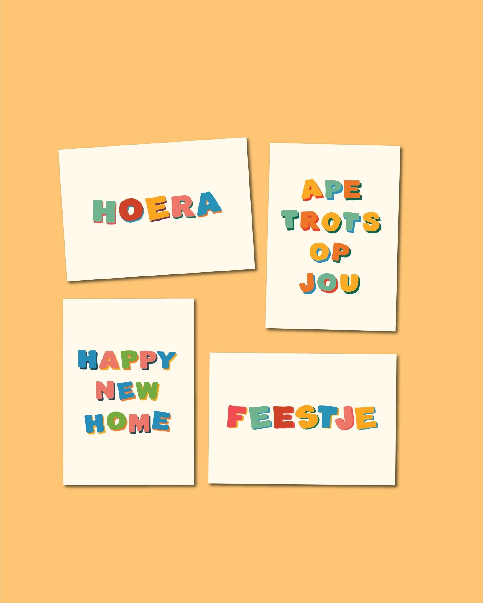 Vier kleurrijke wenskaarten op een oranje achtergrond met de teksten “HOERA”, “APETROTS OP JOU”, “HAPPY NEW HOME” en “FEESTJE” – speels handgetekend ontwerp van Studio Bloos.
