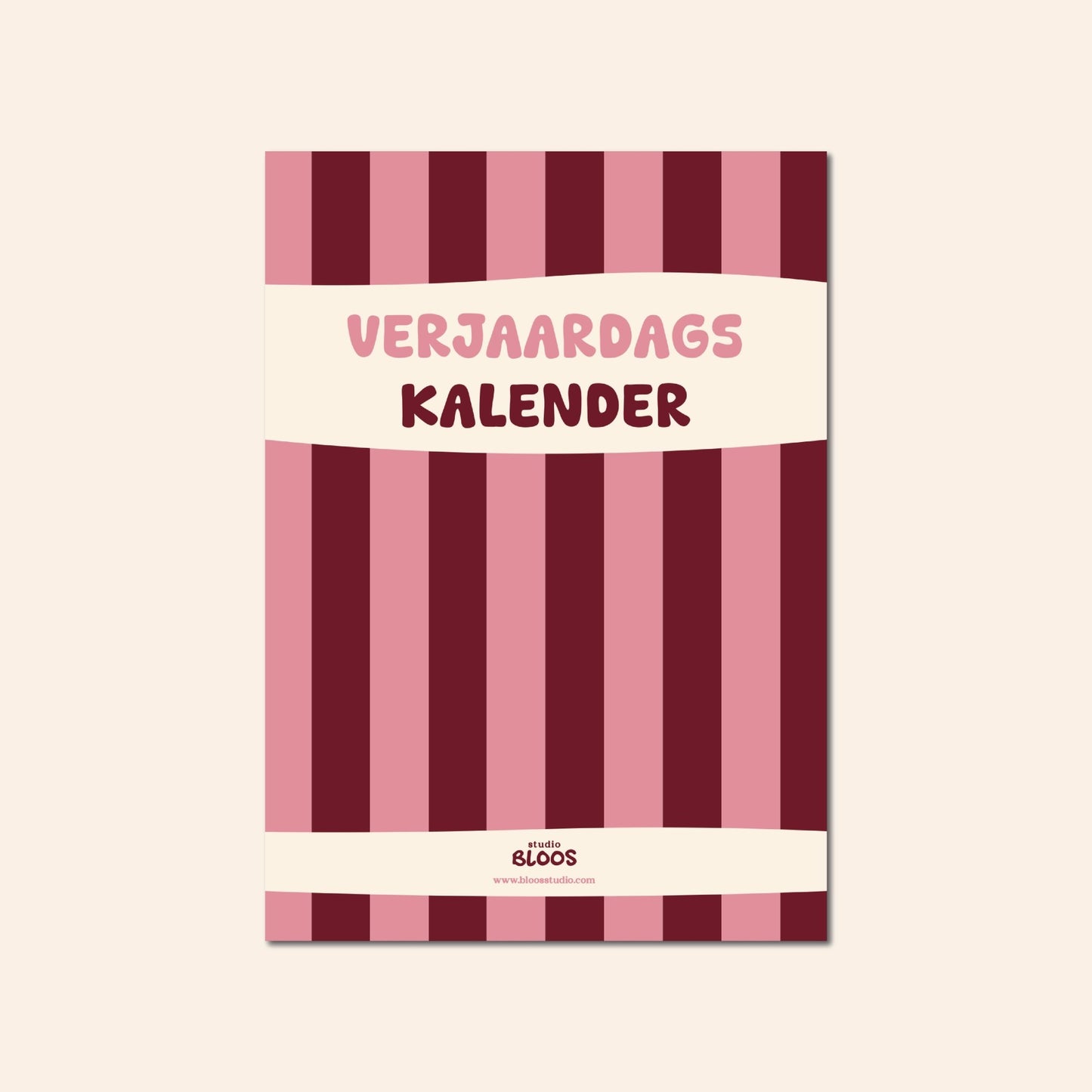 "Verjaardagskalender met donkerrood en roze strepen van Studio Bloos – stoere en schattige kalender om verjaardagen overzichtelijk bij te houden, perfect voor keuken, woonkamer of kantoor."