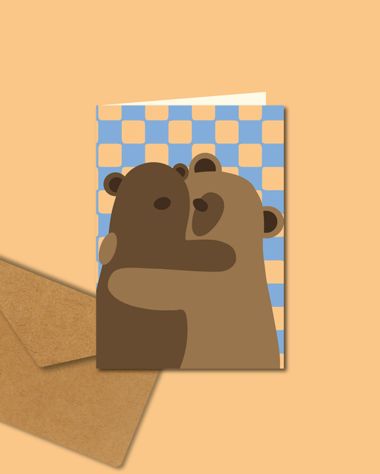 Wenskaart met twee knuffelende beren op een blauw-oranje achtergrond – Knuffelbeer kaart voor troost of vriendschap.