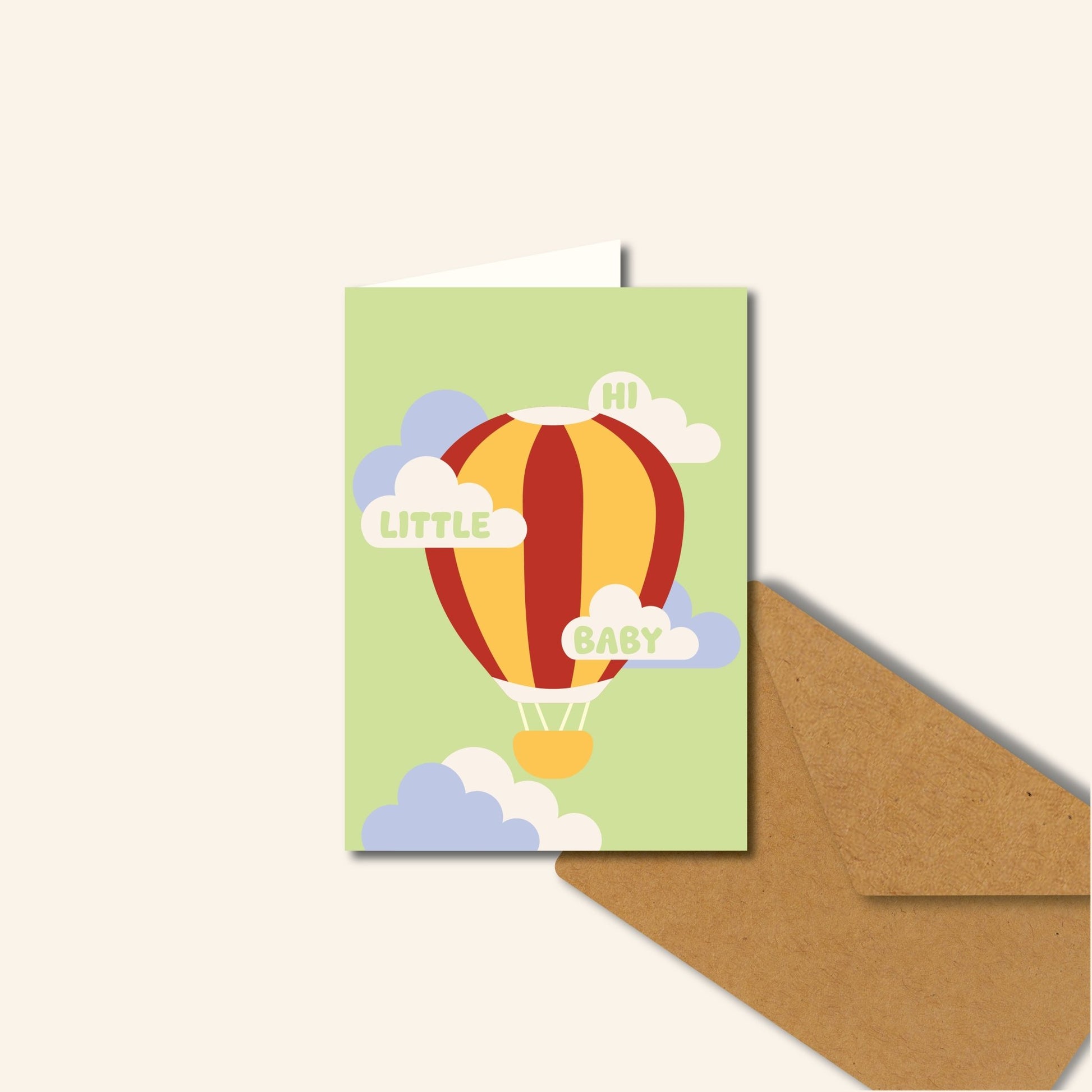 Wenskaart met kleurrijke luchtballon en de tekst hi little baby – geboortekaart of felicitatiekaart, origineel ontwerp van Studio Bloos.