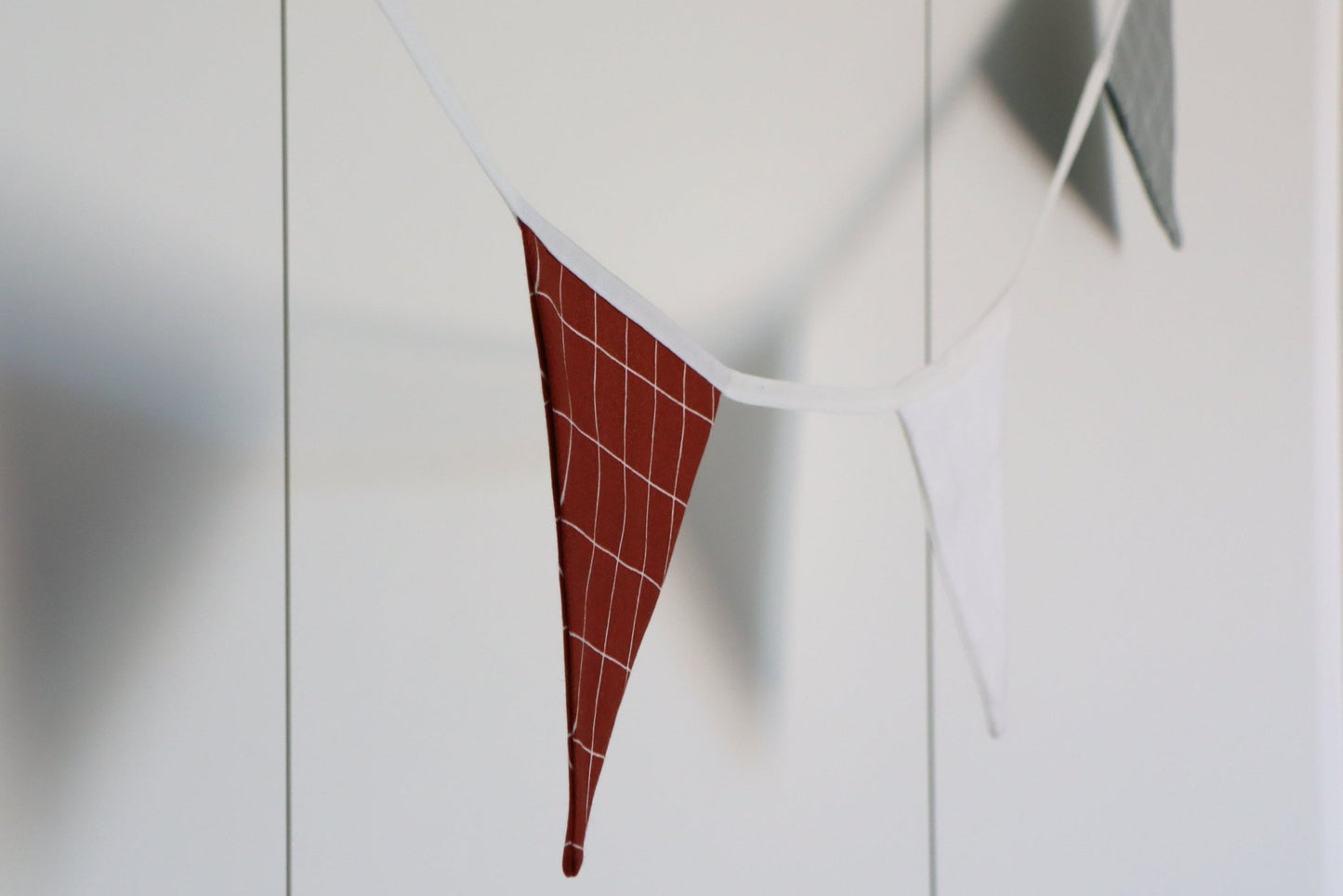 Rood ruit geblokt geruit donkerrood wijnrood beige wit slingers vlaggetjes vlaggenlijn van stof voor babykamer, kinderkamer, kraamcadeau of verjaardag feestje door het hele jaar heen of met een feest. pensioen, duurzaam, handgemaakt hoge kwaliteit. met wolkjes wolken dessin en wit en driehoeken dessin jongenskamer meisjeskamer woonkamer kantoor werkkamer studio kinderhoek speelhoek speelkamer duurzaam