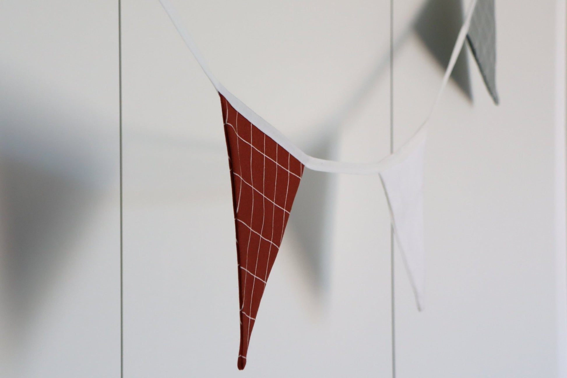 Rood ruit geblokt geruit donkerrood wijnrood beige wit slingers vlaggetjes vlaggenlijn van stof voor babykamer, kinderkamer, kraamcadeau of verjaardag feestje door het hele jaar heen of met een feest. pensioen, duurzaam, handgemaakt hoge kwaliteit. met wolkjes wolken dessin en wit en driehoeken dessin jongenskamer meisjeskamer woonkamer kantoor werkkamer studio kinderhoek speelhoek speelkamer duurzaam