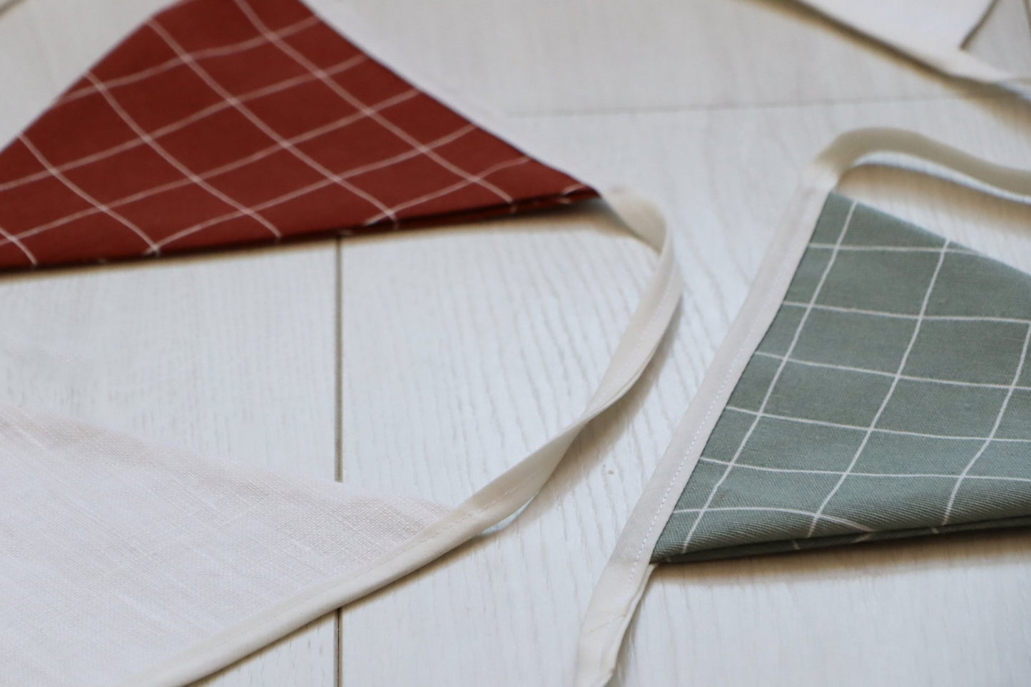 Rood ruit geblokt geruit donkerrood wijnrood beige wit slingers vlaggetjes vlaggenlijn van stof voor babykamer, kinderkamer, kraamcadeau of verjaardag feestje door het hele jaar heen of met een feest. pensioen, duurzaam, handgemaakt hoge kwaliteit. met wolkjes wolken dessin en wit en driehoeken dessin jongenskamer meisjeskamer woonkamer kantoor werkkamer studio kinderhoek speelhoek speelkamer duurzaam