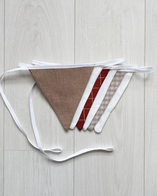Rood ruit geblokt geruit donkerrood wijnrood beige wit slingers vlaggetjes vlaggenlijn van stof voor babykamer, kinderkamer, kraamcadeau of verjaardag feestje door het hele jaar heen of met een feest. pensioen, duurzaam, handgemaakt hoge kwaliteit. met wolkjes wolken dessin en wit en driehoeken dessin jongenskamer meisjeskamer woonkamer kantoor werkkamer studio kinderhoek speelhoek speelkamer 