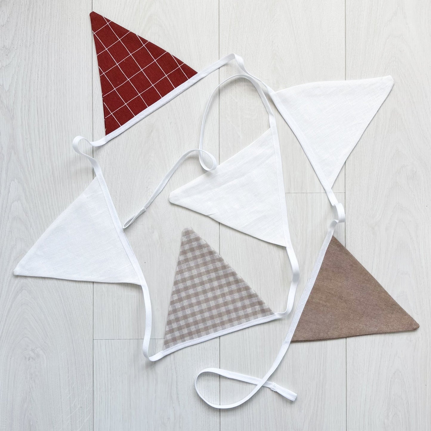 Rood ruit geblokt geruit donkerrood wijnrood beige wit slingers vlaggetjes vlaggenlijn van stof voor babykamer, kinderkamer, kraamcadeau of verjaardag feestje door het hele jaar heen of met een feest. pensioen, duurzaam, handgemaakt hoge kwaliteit. met wolkjes wolken dessin en wit en driehoeken dessin jongenskamer meisjeskamer woonkamer kantoor werkkamer studio kinderhoek speelhoek speelkamer 