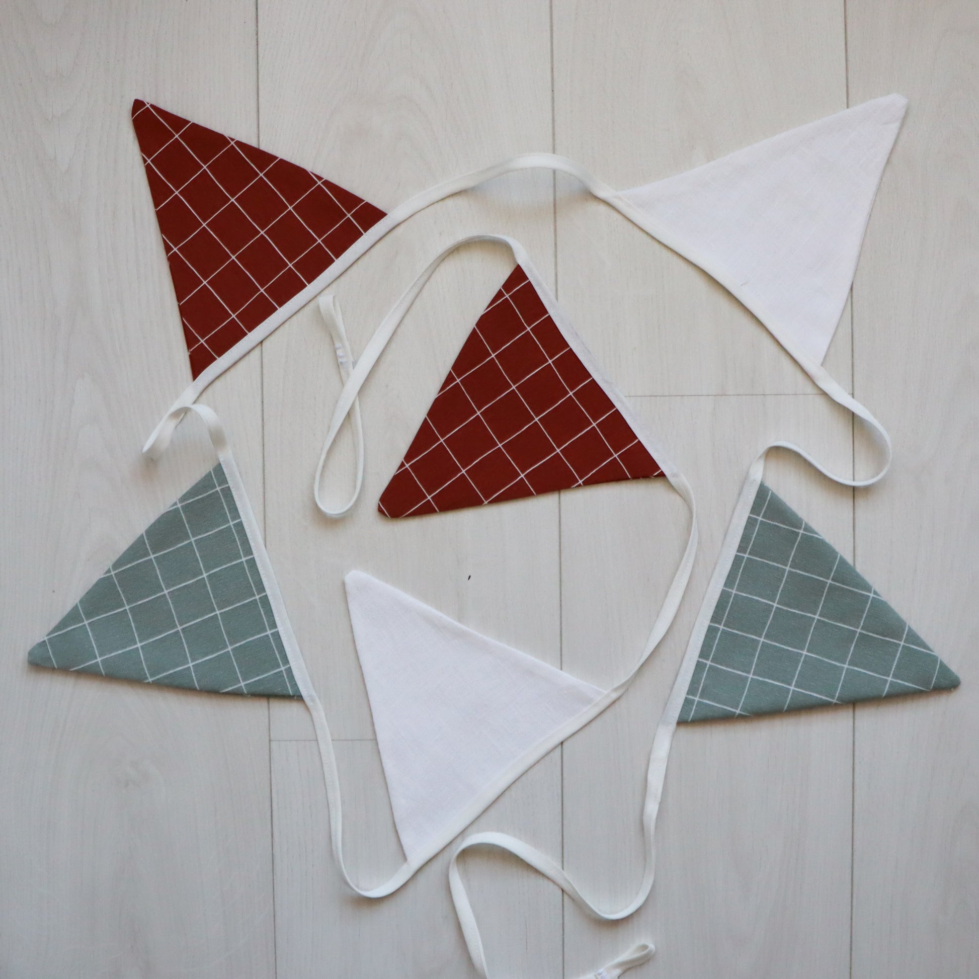 Rood ruit geblokt geruit donkerrood wijnrood beige wit slingers vlaggetjes vlaggenlijn van stof voor babykamer, kinderkamer, kraamcadeau of verjaardag feestje door het hele jaar heen of met een feest. pensioen, duurzaam, handgemaakt hoge kwaliteit. met wolkjes wolken dessin en wit en driehoeken dessin jongenskamer meisjeskamer woonkamer kantoor werkkamer studio kinderhoek speelhoek speelkamer duurzaam