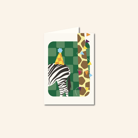 Wenskaart met illustratie van zebra en giraffe met feestmutsen – Safari | Feestbeest van Studio Bloos.