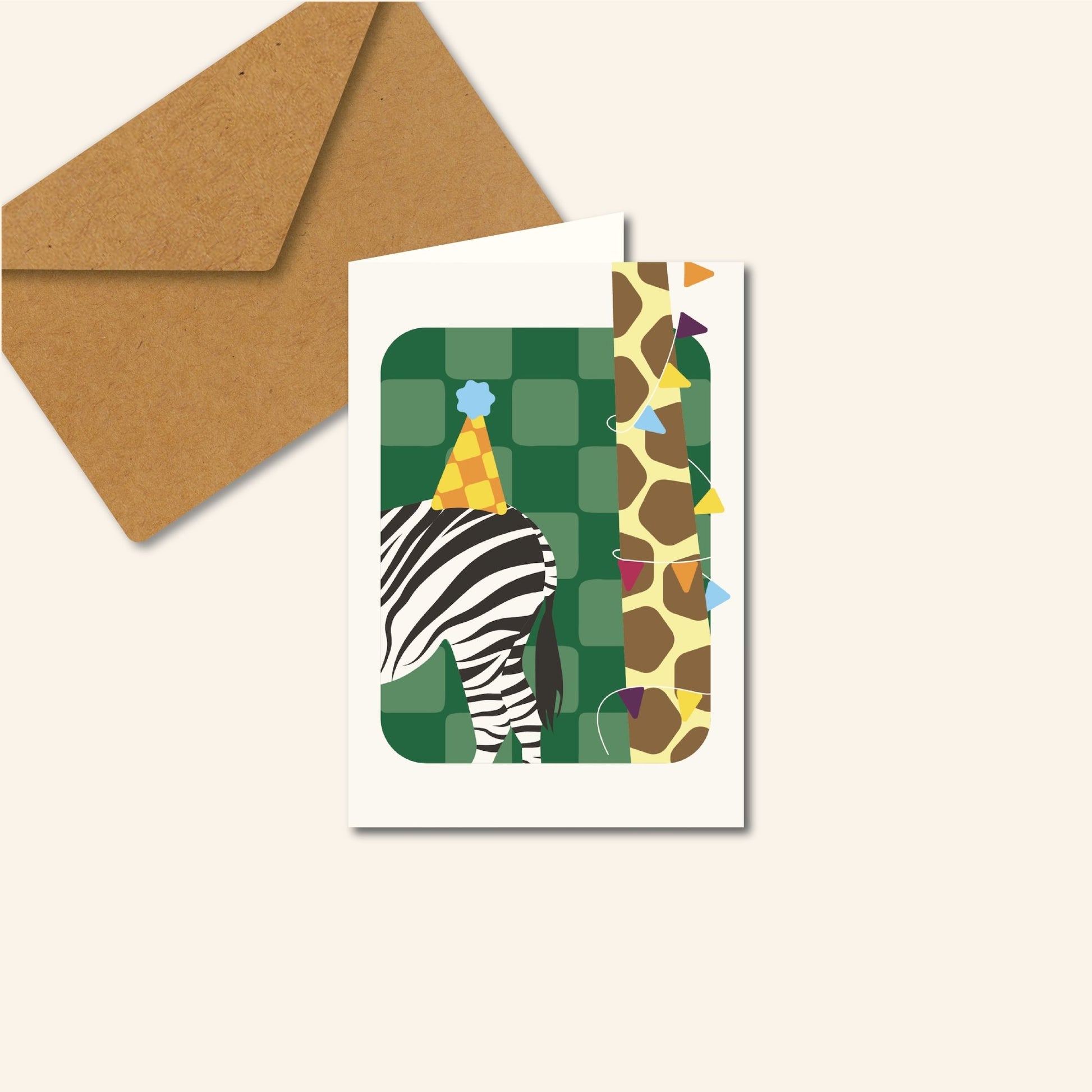 Wenskaart met illustratie van zebra en giraffe met feestmutsen – Safari | Feestbeest van Studio Bloos.