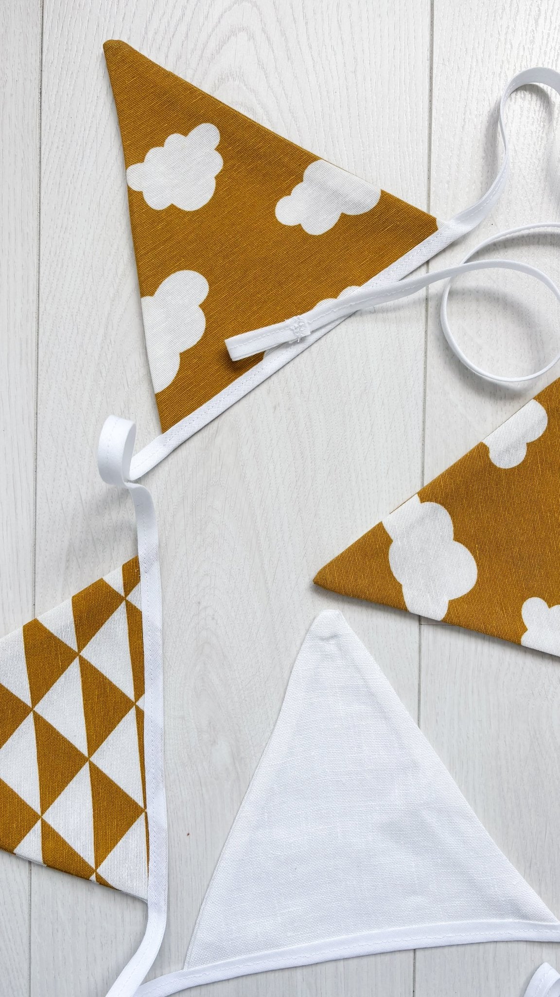 okergeel geel gele slingers vlaggetjes vlaggenlijn van stof voor babykamer, kinderkamer, kraamcadeau of verjaardag feestje door het hele jaar heen of met een feest. pensioen, duurzaam, handgemaakt hoge kwaliteit. met wolkjes wolken dessin en wit en driehoeken dessin jongenskamer meisjeskamer woonkamer kantoor werkkamer studio kinderhoek speelhoek speelkamer 