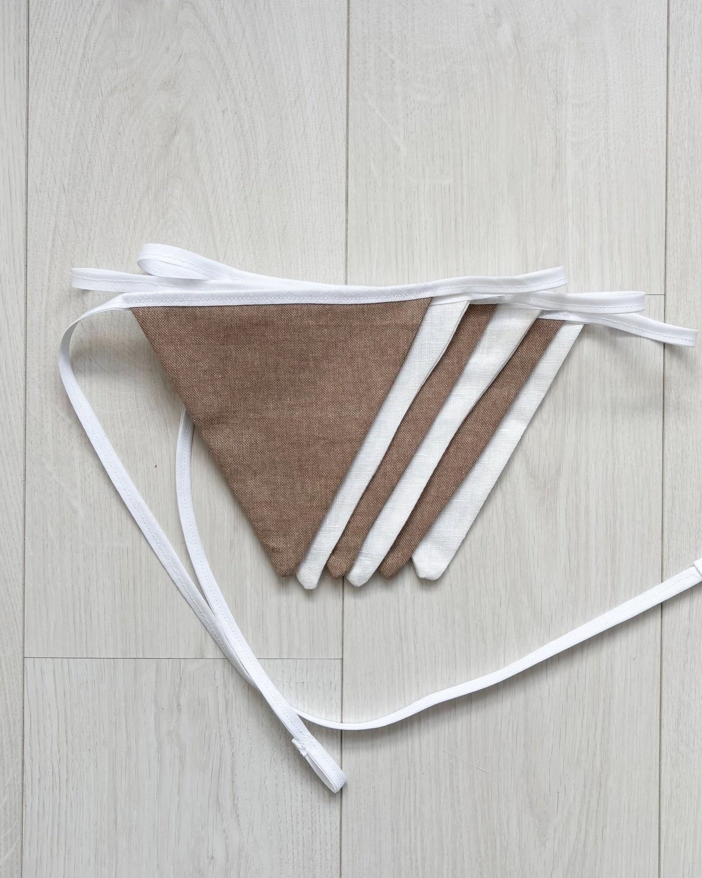 slingers, slinger, vlaggenlijn, vlaggetjes van stof, handgemaakt, kraamcadeau, geboorte, babykamer, babyshowercadeau, wit beige