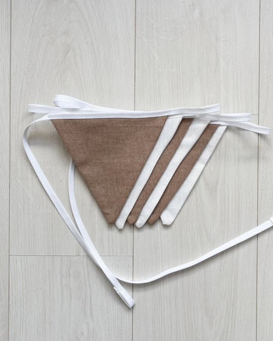 slingers, slinger, vlaggenlijn, vlaggetjes van stof, handgemaakt, kraamcadeau, geboorte, babykamer, babyshowercadeau, wit beige