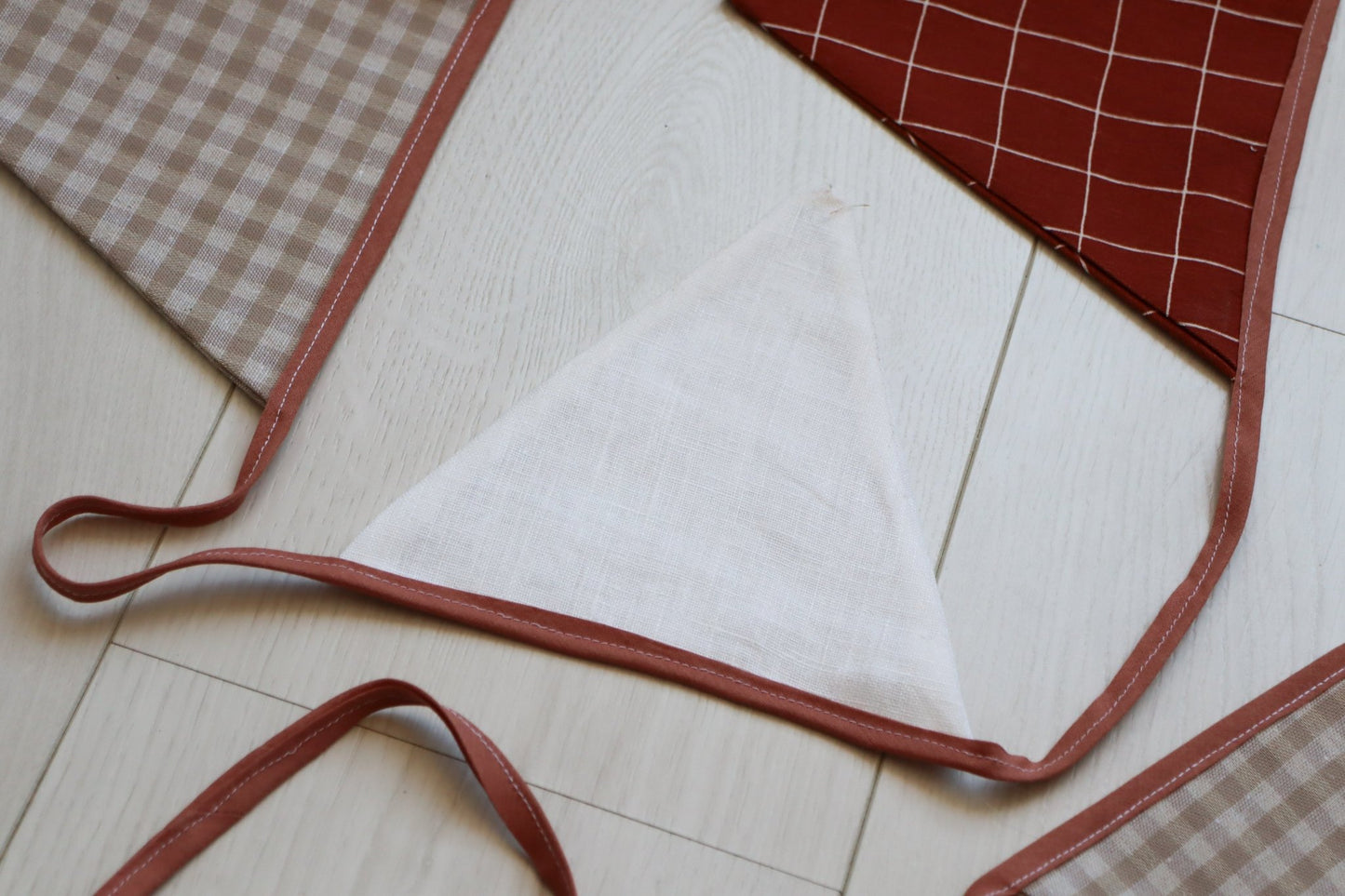 handgemaakte vlaggenlijn van hoge kwaliteit gaat lang mee duurzame slingers geen plastic goede stof en mooie kleuren rood beige wit roze babykamer pensioen kraamcadeau kinderkamer decoratie in interieur 
