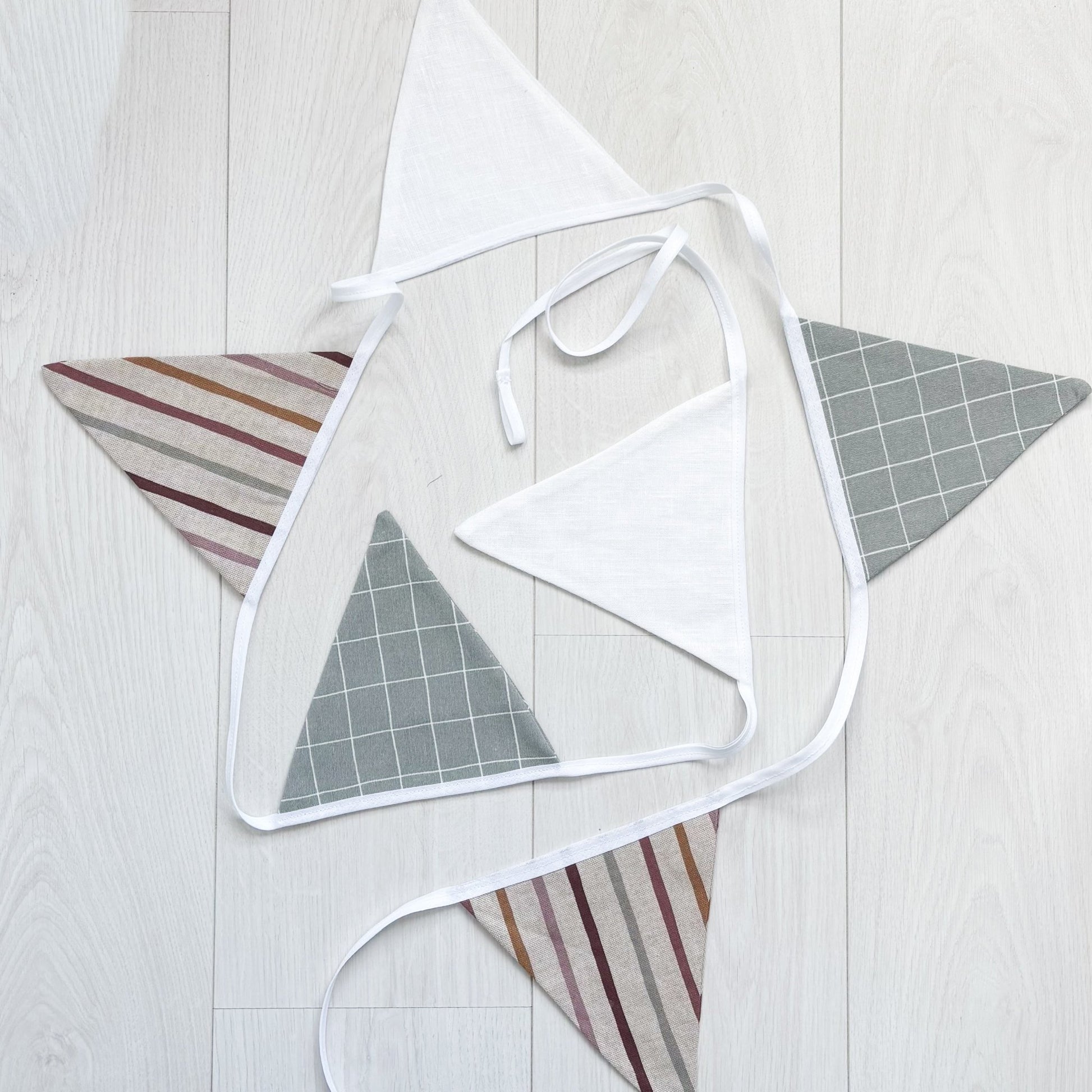 vlaggetjes streep blok grid wit groen beige kleur assortiment roze geel rood sage groen vlaggenlijn van stof slingers babykamer kinderkamer jongenskamer meisjeskamer verjaardag feest 