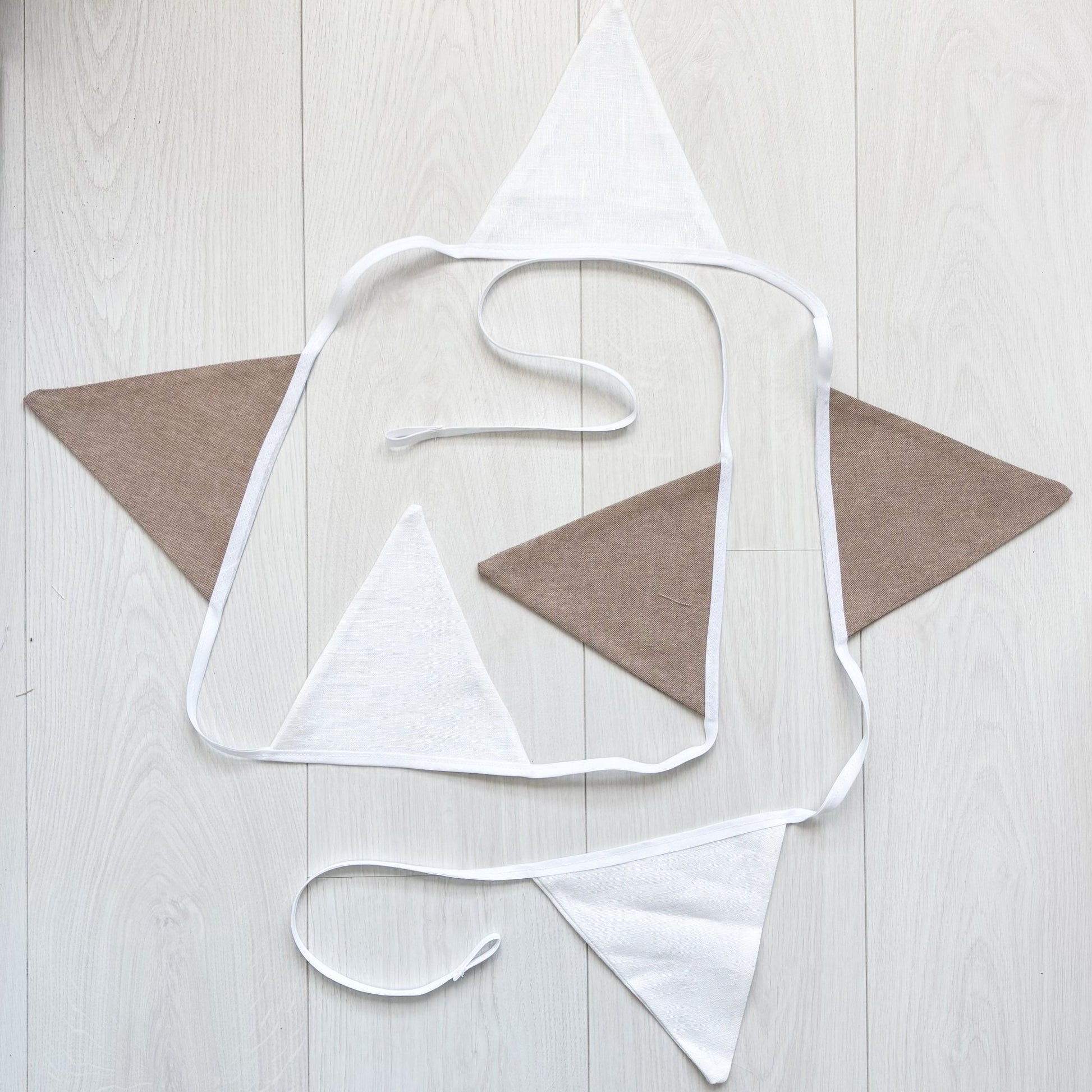 slingers, slinger, vlaggenlijn, vlaggetjes van stof, handgemaakt, kraamcadeau, geboorte, babykamer, babyshowercadeau, wit beige, drie meter, ambachtelijk, naaiwerk, handwerk