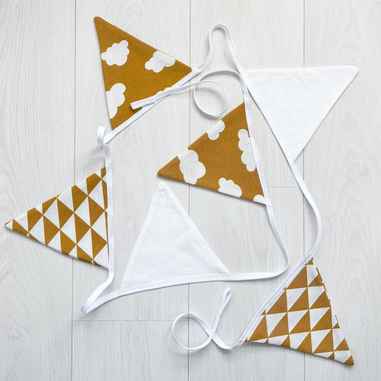 okergeel geel gele slingers vlaggetjes vlaggenlijn van stof voor babykamer, kinderkamer, kraamcadeau of verjaardag feestje door het hele jaar heen of met een feest. pensioen, duurzaam, handgemaakt hoge kwaliteit. met wolkjes wolken dessin en wit en driehoeken dessin jongenskamer meisjeskamer woonkamer kantoor werkkamer studio kinderhoek speelhoek speelkamer 