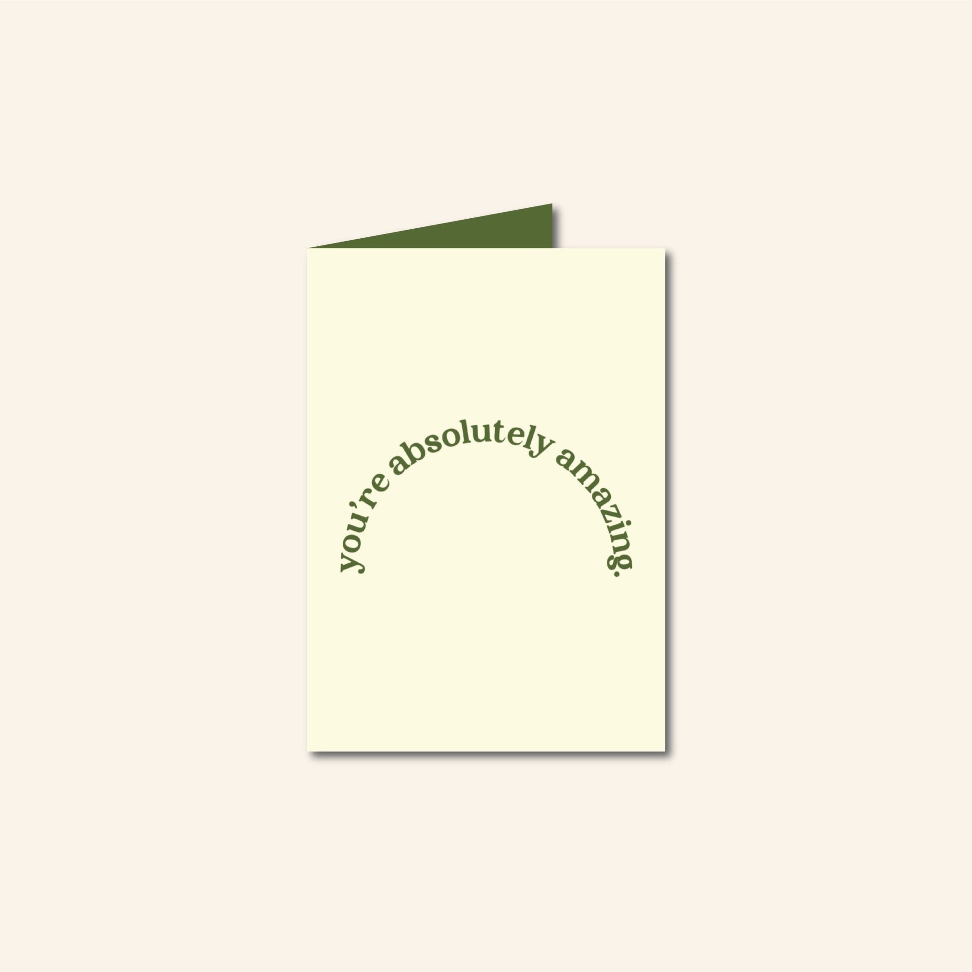 Minimalistische witte wenskaart met de tekst ‘You're absolutely amazing’ in een gebogen lijn – motiverende kaart van Studio Bloos.