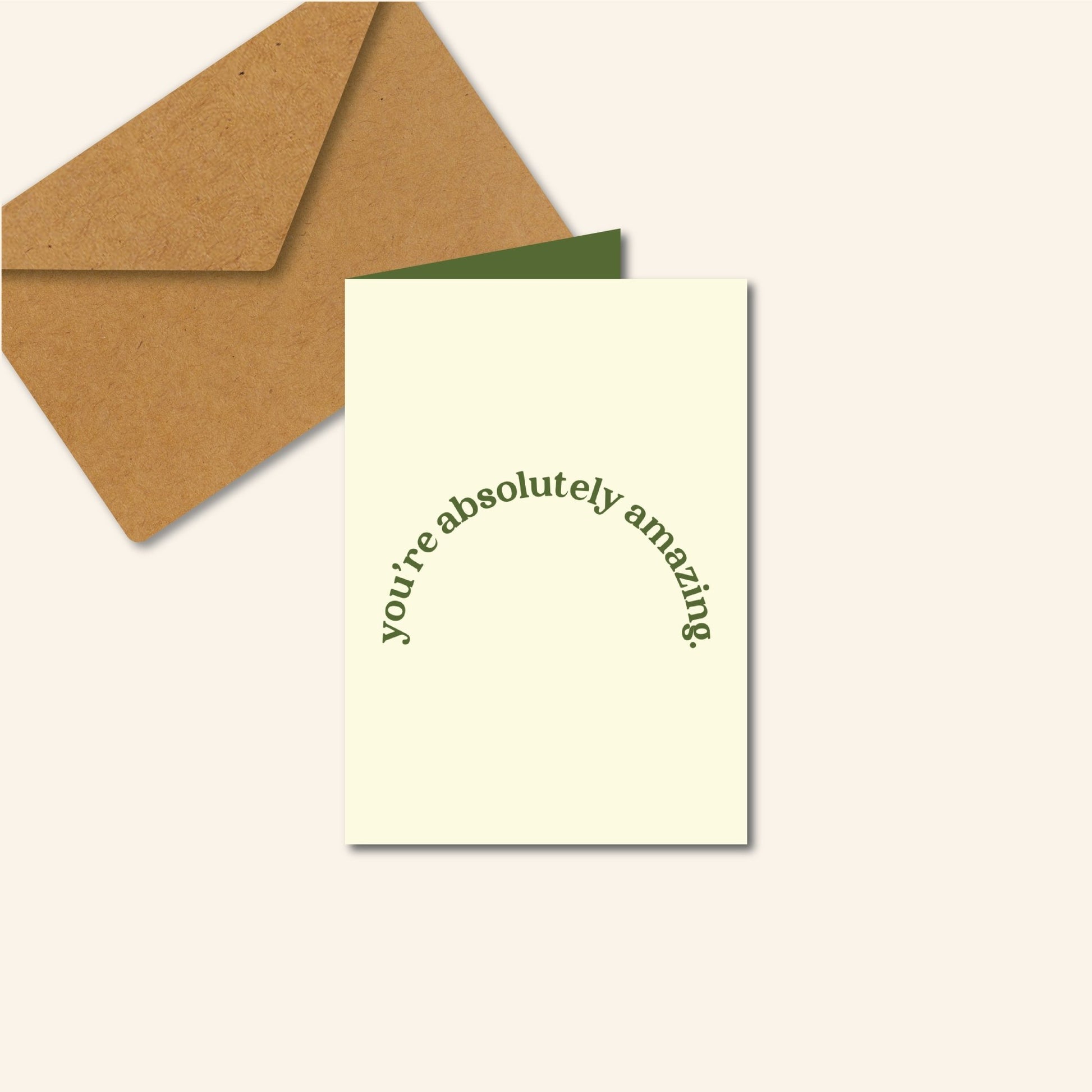 Minimalistische witte wenskaart met de tekst ‘You're absolutely amazing’ in een gebogen lijn – motiverende kaart van Studio Bloos.